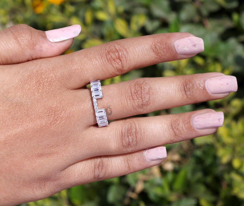 Emerald & Round Cut Moissanite Eternity Band – Unique Notched Wedding Ring for Her