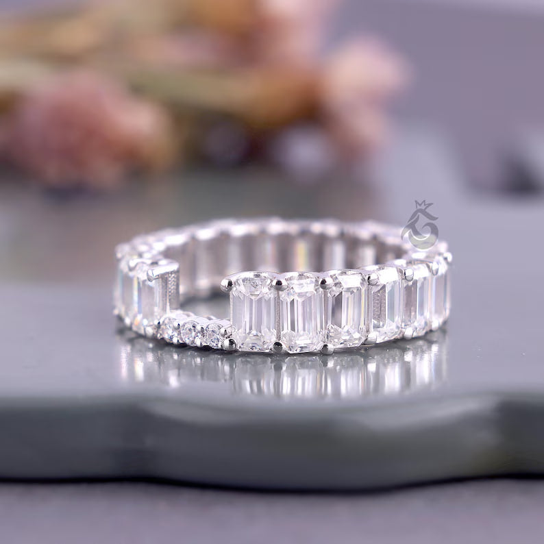 Emerald & Round Cut Moissanite Eternity Band – Unique Notched Wedding Ring for Her