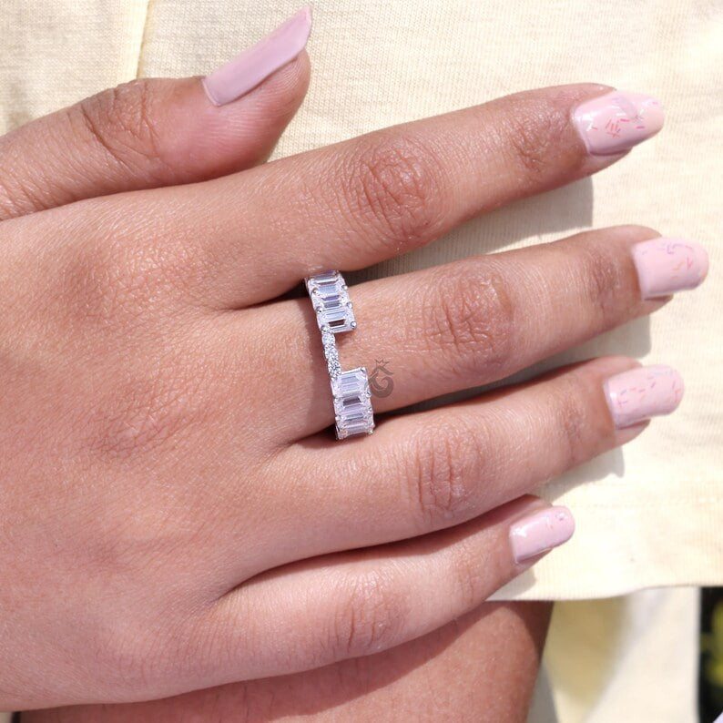 Emerald & Round Cut Moissanite Eternity Band – Unique Notched Wedding Ring for Her