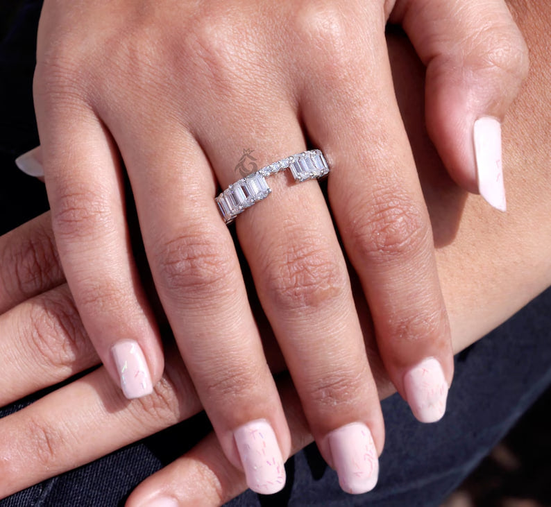 Emerald & Round Cut Moissanite Eternity Band – Unique Notched Wedding Ring for Her