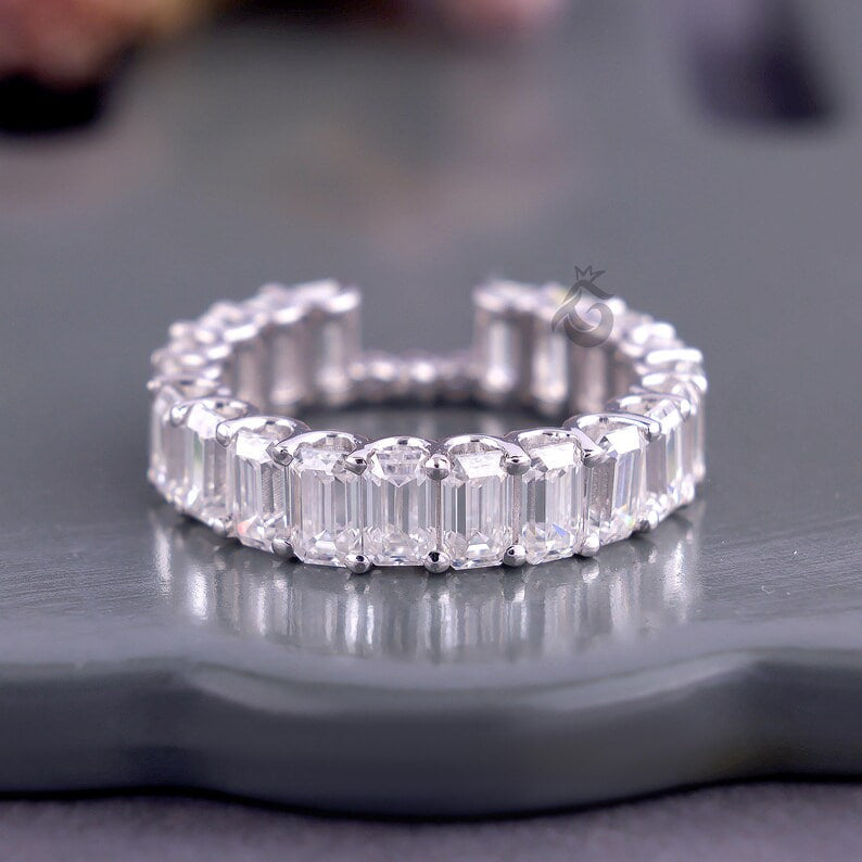 Emerald & Round Cut Moissanite Eternity Band – Unique Notched Wedding Ring for Her