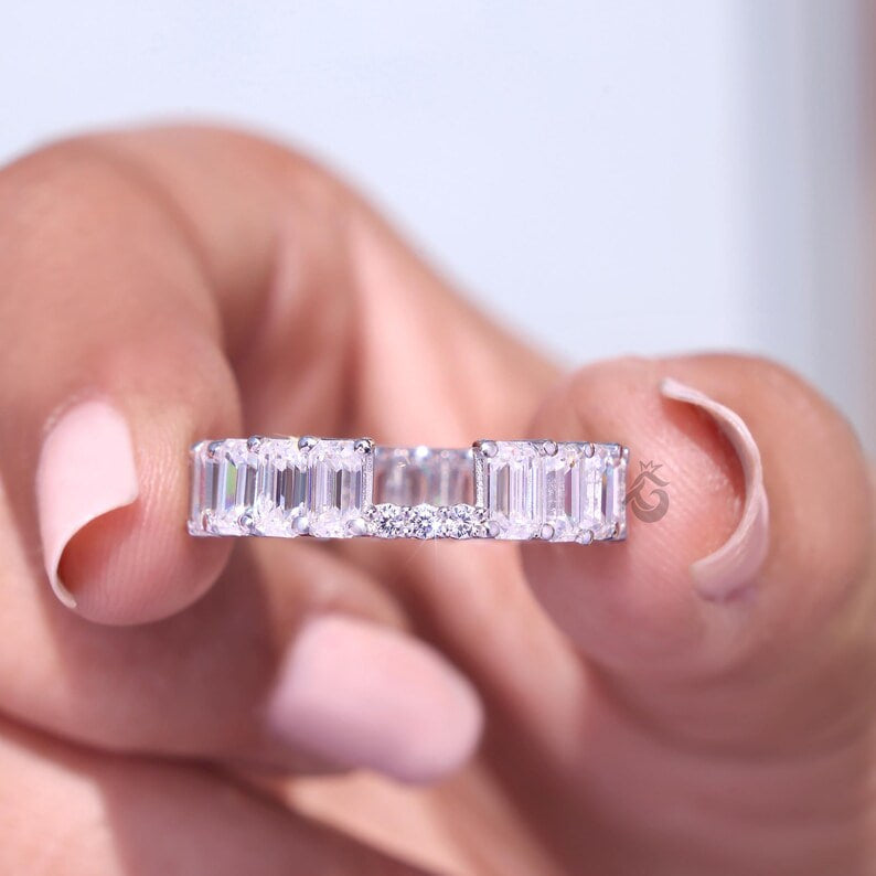 Emerald & Round Cut Moissanite Eternity Band – Unique Notched Wedding Ring for Her
