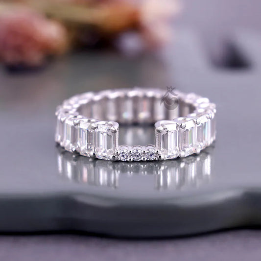 Emerald & Round Cut Moissanite Eternity Band – Unique Notched Wedding Ring for Her